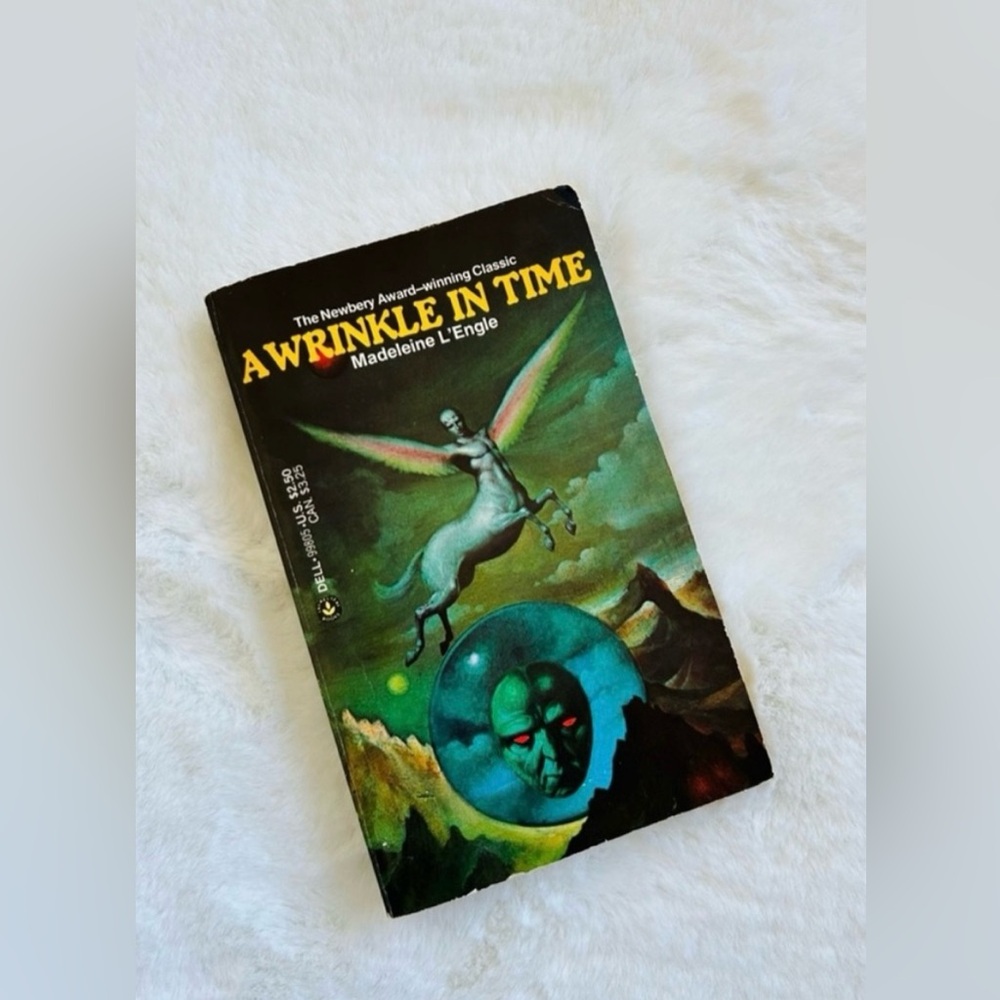 VINTAGE A Wrinkle In Time By Madeleine L'Engle // Stranger Things Season 5 Book